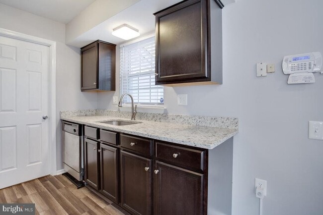 Building Photo - 700 Brandon Cir