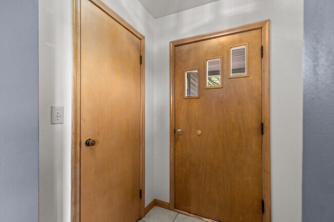 Building Photo - 1343 1/2-1343 1/2 W Washington St