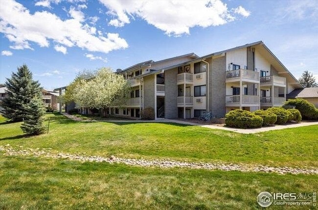 Primary Photo - 645 Manhattan Pl