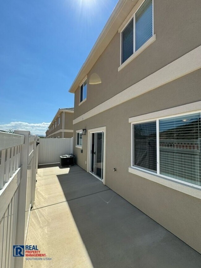 Building Photo - River Trail Townhome