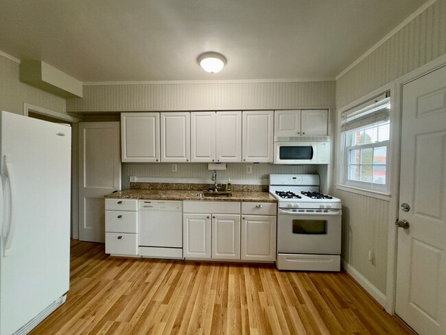 Building Photo - Charming 3-Bedroom Townhome with Modern Amenities in Parkville!