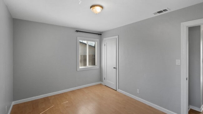 Building Photo - Centrally Located Sacramento Home