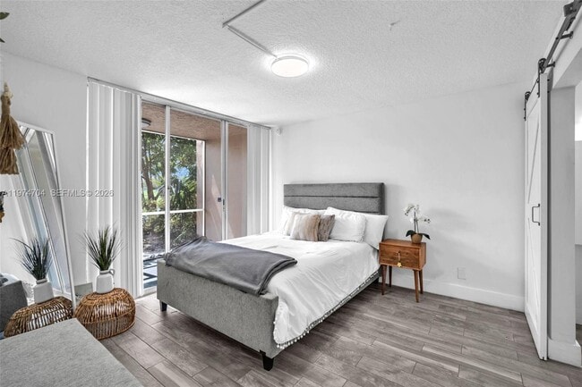 Building Photo - 9431 Live Oak Pl