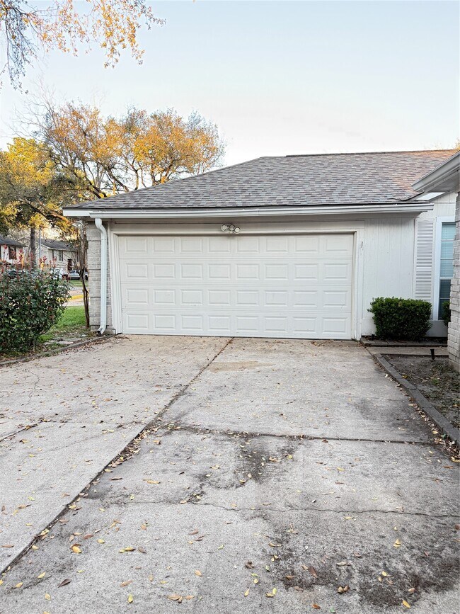 Building Photo - 15307 Pebble Lake Dr