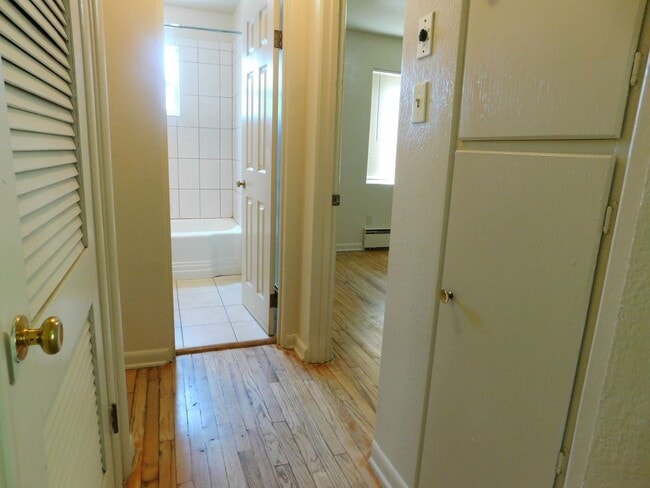 Building Photo - Cute End Unit Apartment Close to CMU