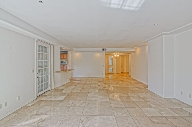 Building Photo - Remodeled Corner 3+2 Unit with Luxury Finishes Near Century City & Westwood