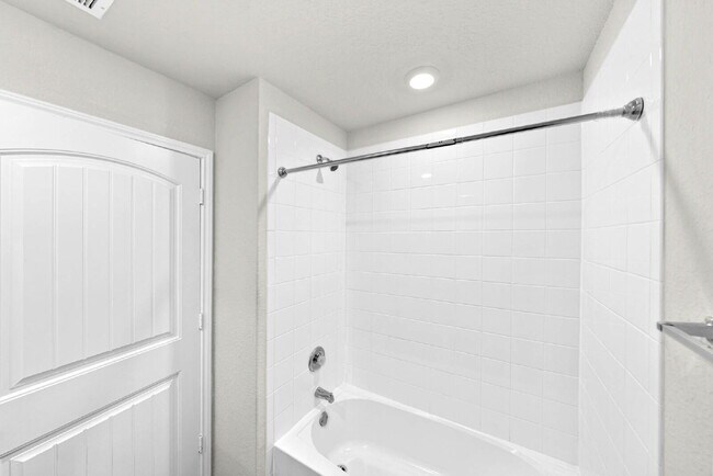 Building Photo - 1 MONTH FREE RENT WITH 18 - 24 MONTH LEASE!!! AVAILABLE THROUGH MARCH ONLY!