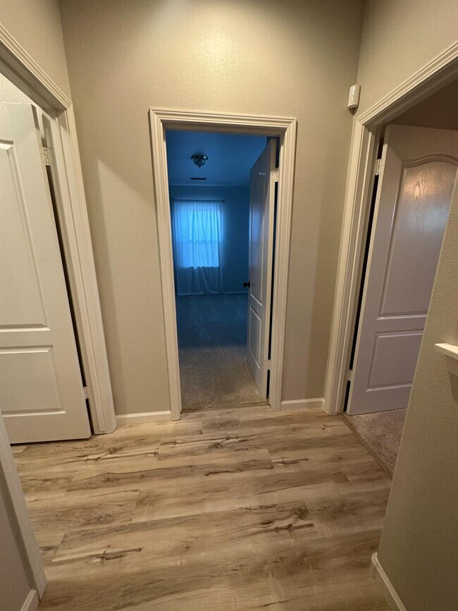 Building Photo - 721 W Fontaine Ln