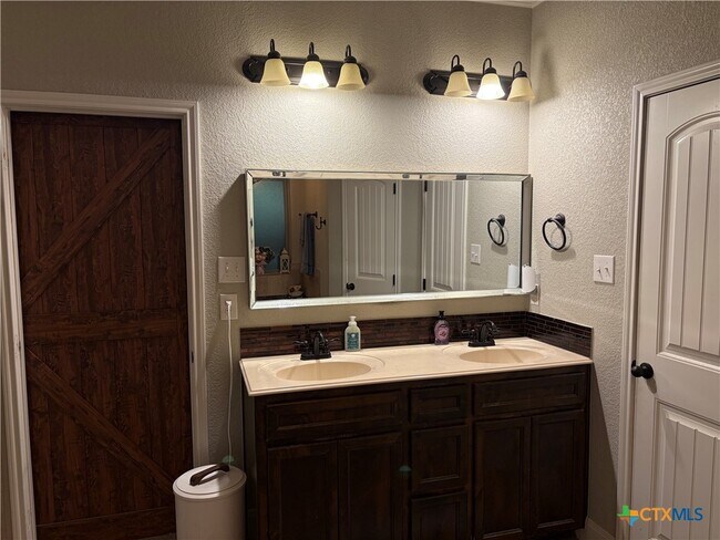 Building Photo - 8205 Salt Mill Hollow Dr