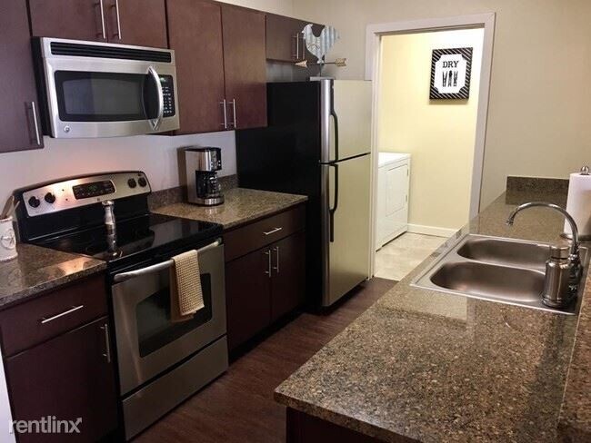 Building Photo - 2 br, 2 bath Townhome - 2012 Main St