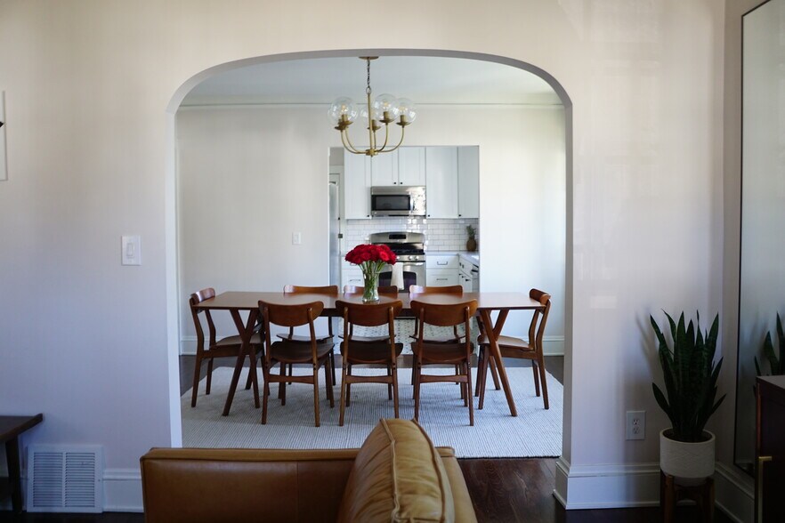 Building Photo - 10010 Burton Ave