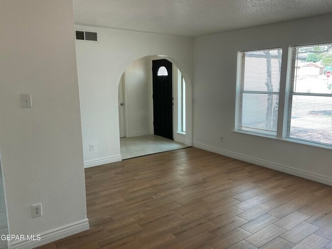 Building Photo - 335 Flynn Dr