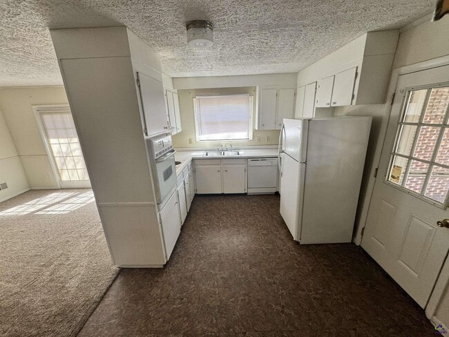 Building Photo - 501 Pinecrest Rd