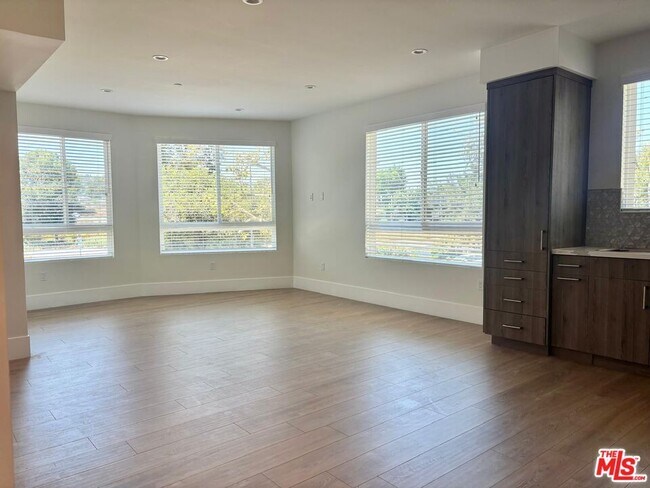 Building Photo - 14419 Riverside Dr