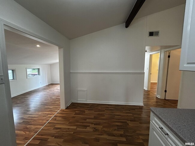 Building Photo - 1328 Hilltop Dr