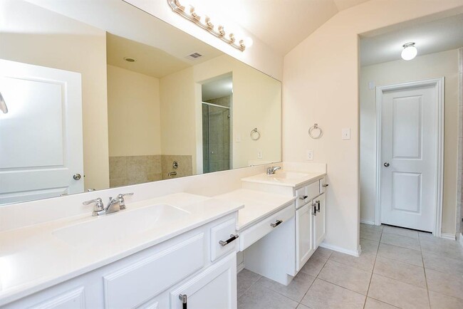 Building Photo - 16035 Dehay Ln