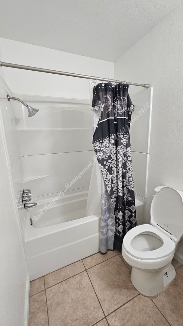 Building Photo - *** Please call us @ 661-266-1400 for information on availability, showings and applications proc...