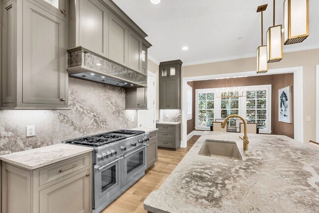 Building Photo - Franklin Gem Walking Distance to Downtown!