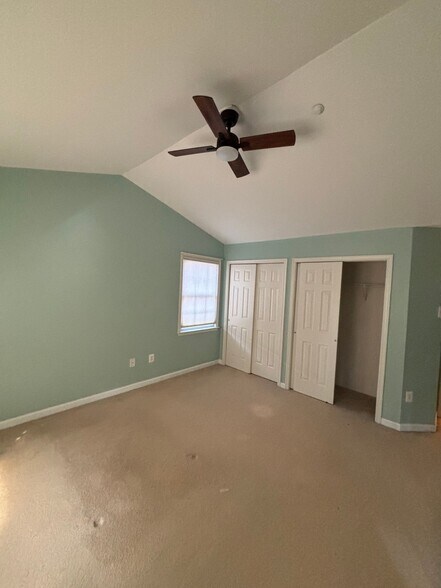 Building Photo - 115 Acorn Dr