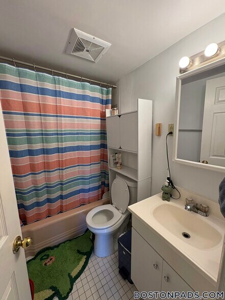 Building Photo - 245 Kelton St