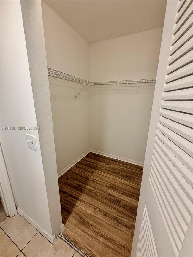 Building Photo - 1122 Villa Cir