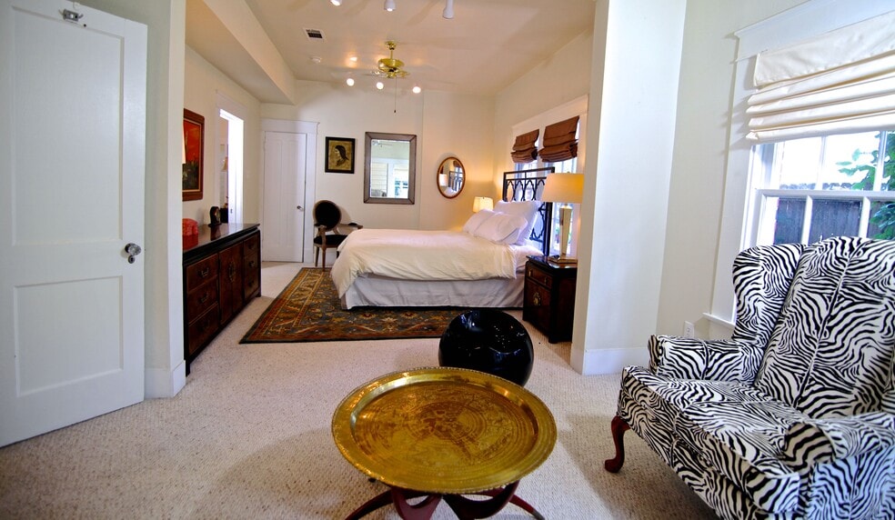 Sitting Room - 2508 Van Buren St