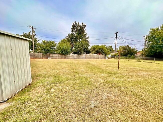 Building Photo - Cute 2-Bed Home with Hardwood Floors and G...