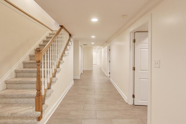 Building Photo - 3901 N Hamilton Ave