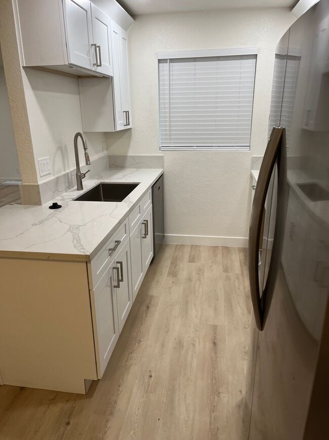Building Photo - **STUNNING RENOVATED 2 BEDROOM/2 BATHROOM ...