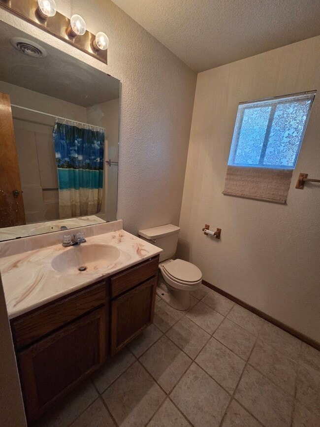 Building Photo - Large 4 Bdrm/3 Bath Home Close to Holloman AFB