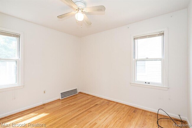 Building Photo - 1587 Leroy St