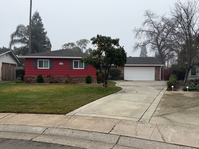 Building Photo - Adorable 3 bedroom 1.5 bath home garden setting