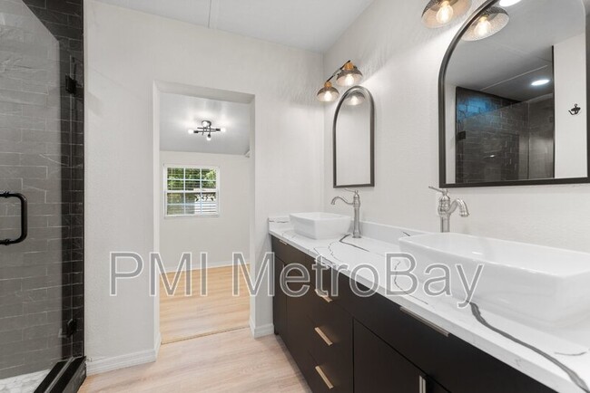 Building Photo - 4939 Woodland Dr