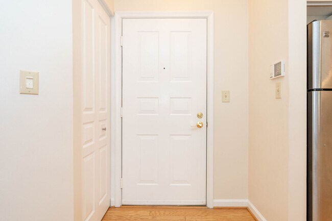 Building Photo - 1 BR 1 BA Condo in Reston