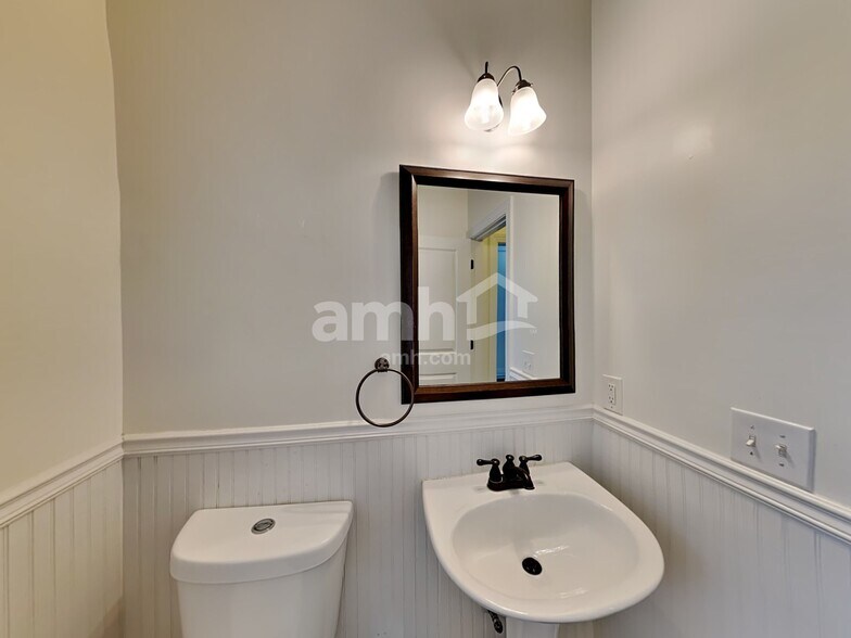 Building Photo - 263 Royal Cres Terrace