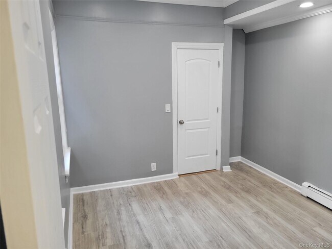 Building Photo - 871 Throgs Neck Expy