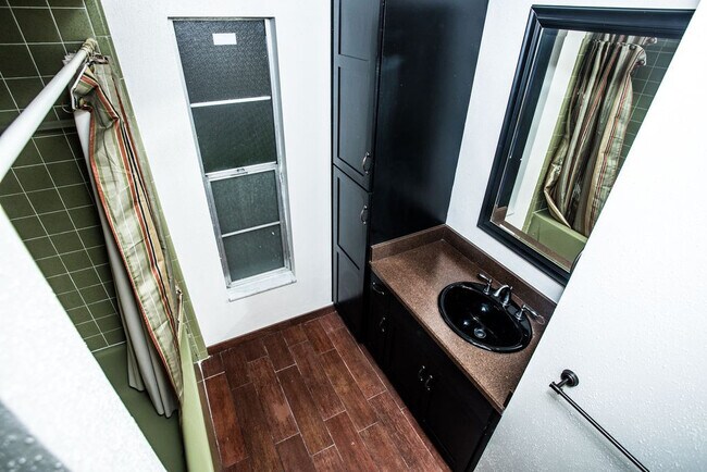 Building Photo - 3 Bedroom, 2 Bath Single Family Pool Home ...
