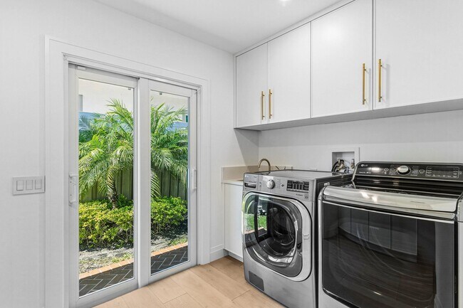 Building Photo - 735 NE 6th St