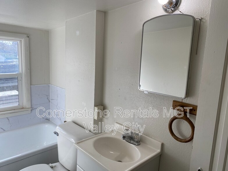 Building Photo - 424 6th Ave NE