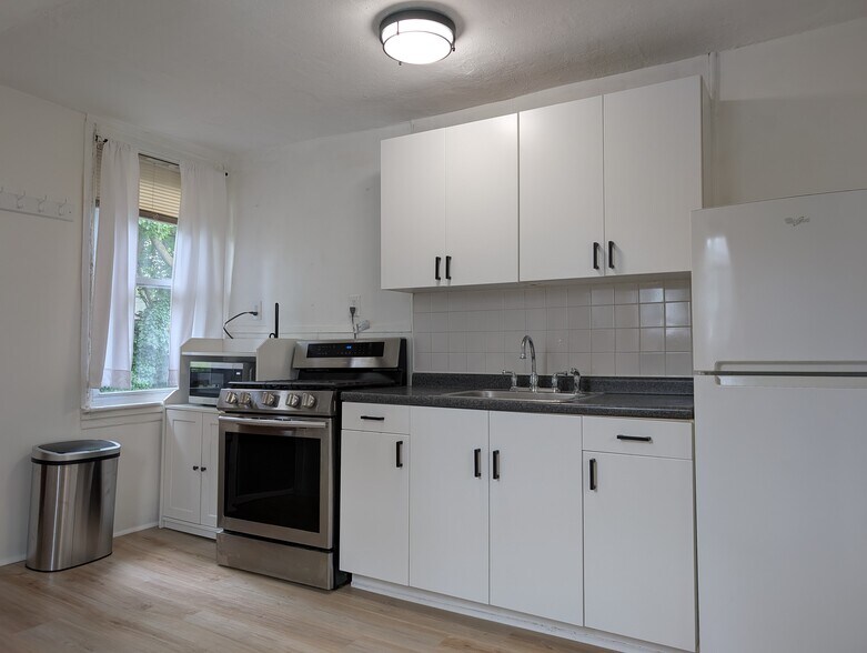 Kitchen - 281 Washington Ave