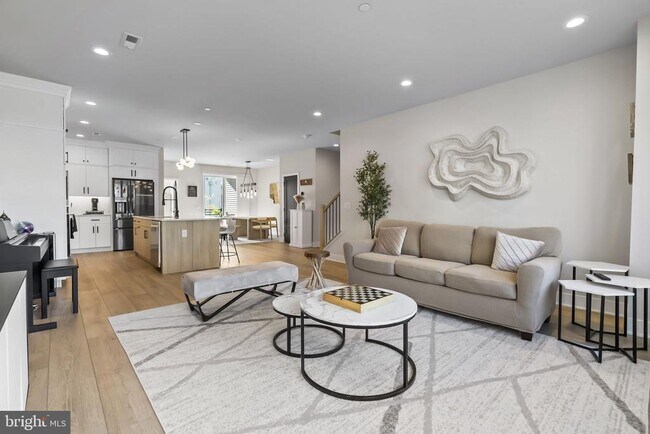 Building Photo - 908 Laurens Aly