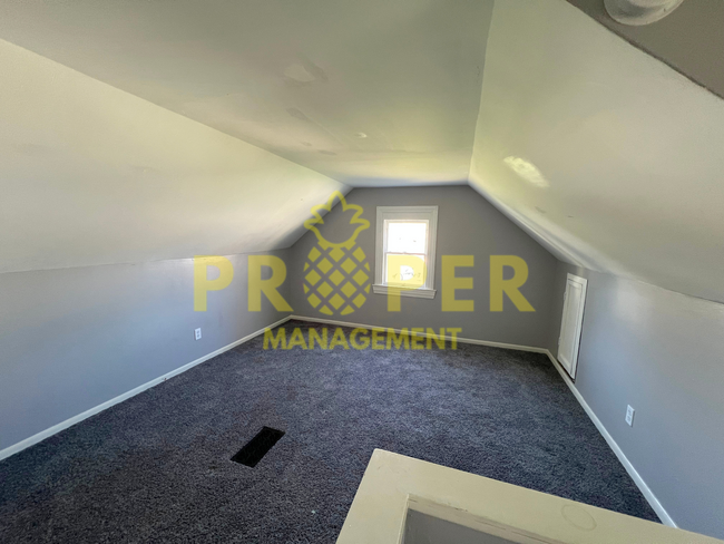 Building Photo - 4 bedrooms 1 bathrooms house for rent