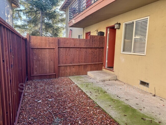 Building Photo - 1053 W Hamilton Ave