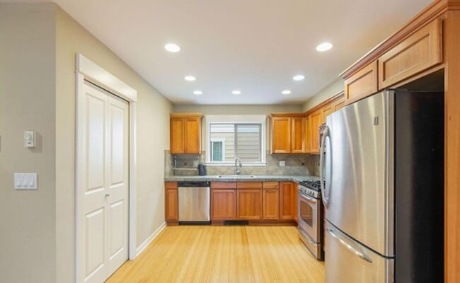 Building Photo - Energy-efficient townhome in the desirable community of Crown Hill is ready to be loved!