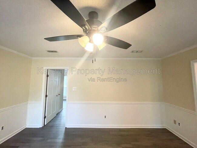 Building Photo - 642 Clinton Way W