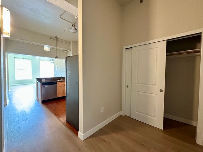 Building Photo - Bright 1BR/1BA Condo in Downtown SF – Step...