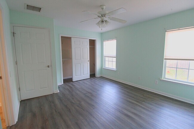 Building Photo - 3 Bedroom Home in Wakulla Gardens Available Now