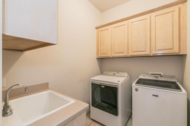 Building Photo - Beautiful 4 Bedroom Home in Ridgmar