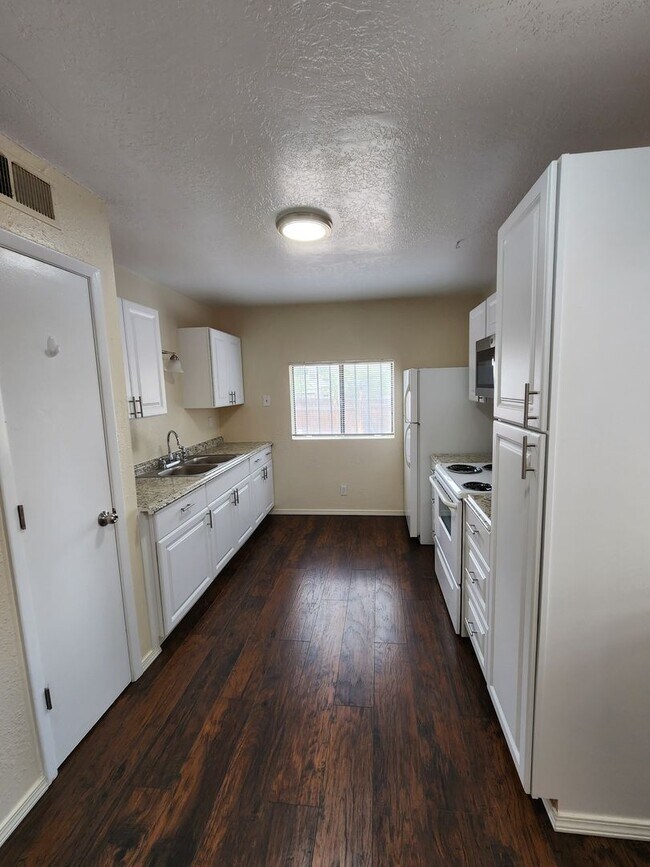 Building Photo - 505 Princeton Dr SE