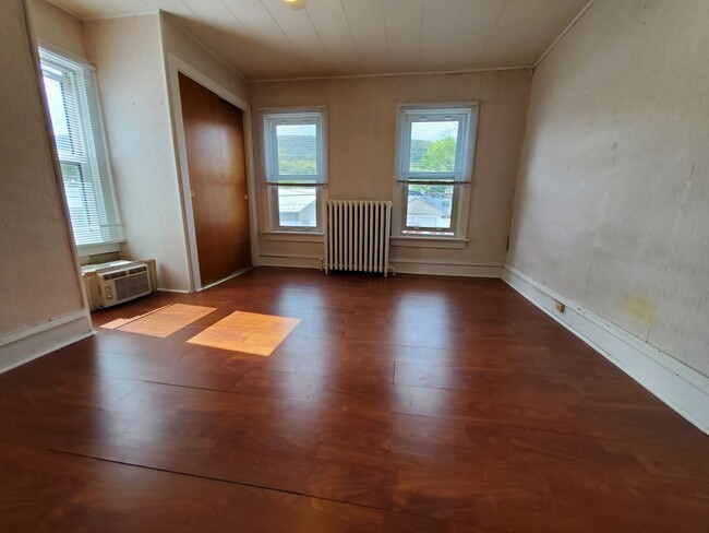 Building Photo - Slate Belt 3 Bedroom 1.5 Bath Home in Pen ...